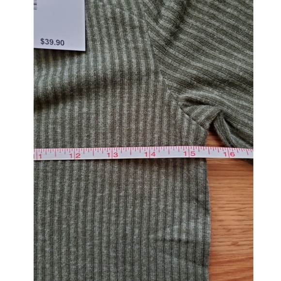 🆕 V-neck Lace Back Top - Picture 10 of 13